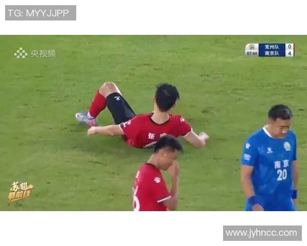 球星猛踢破足球场瞬间爆发震撼场面引爆全场观众狂热反应